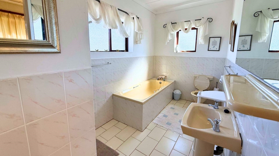 5 Bedroom Property for Sale in Kenton On Sea Eastern Cape